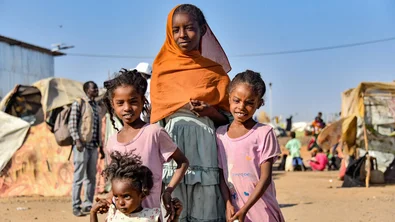 Amira met haar zusjes in Zuid-Soedan