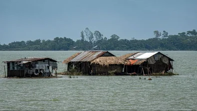 Overstroomde huizen in Bangladesh