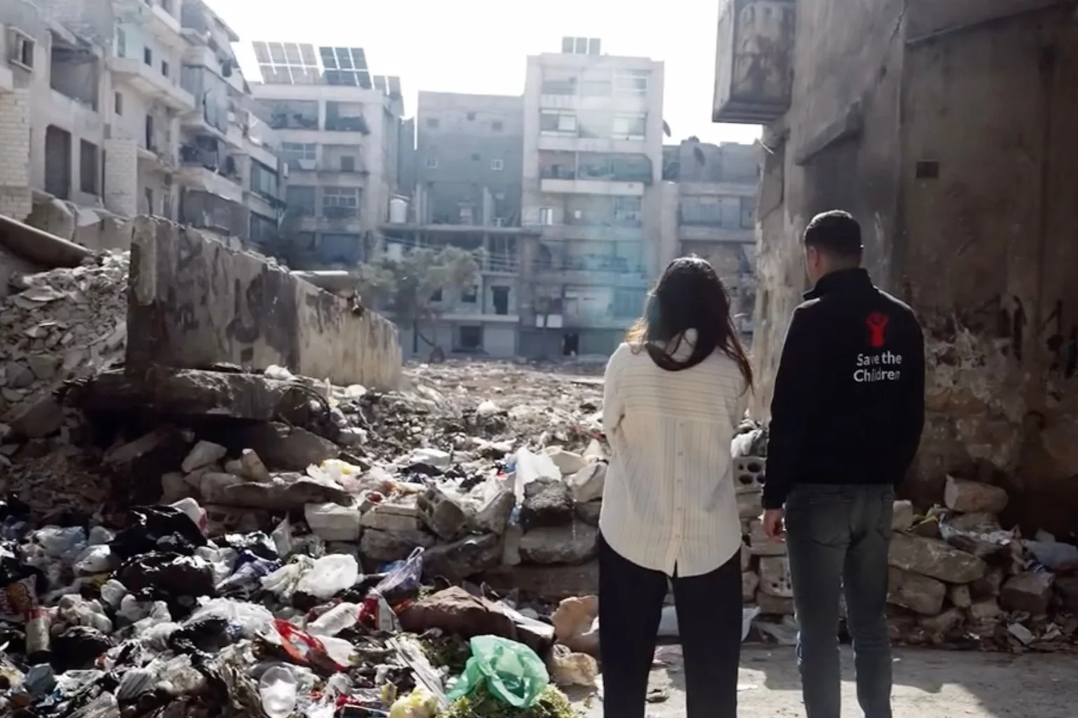 Hulpverlener Mahmoud van Save the Children vertelt Nadia Moussaid over de situatie in Syrië
