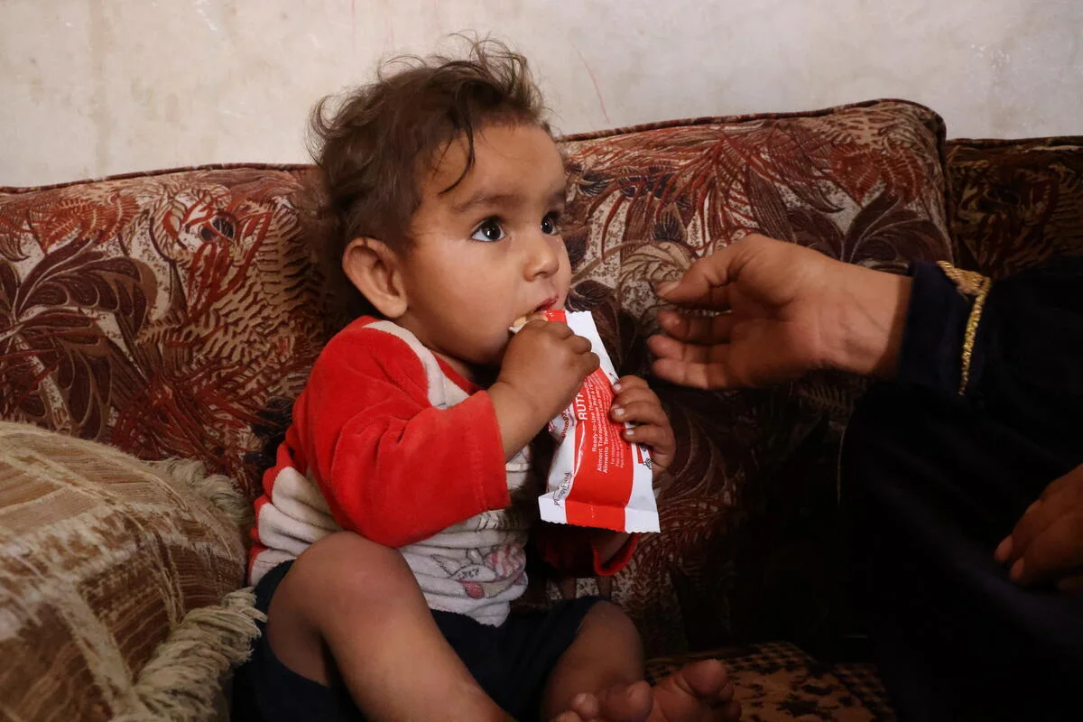 Hamza, 10 mnd eet Plumpy'Nut