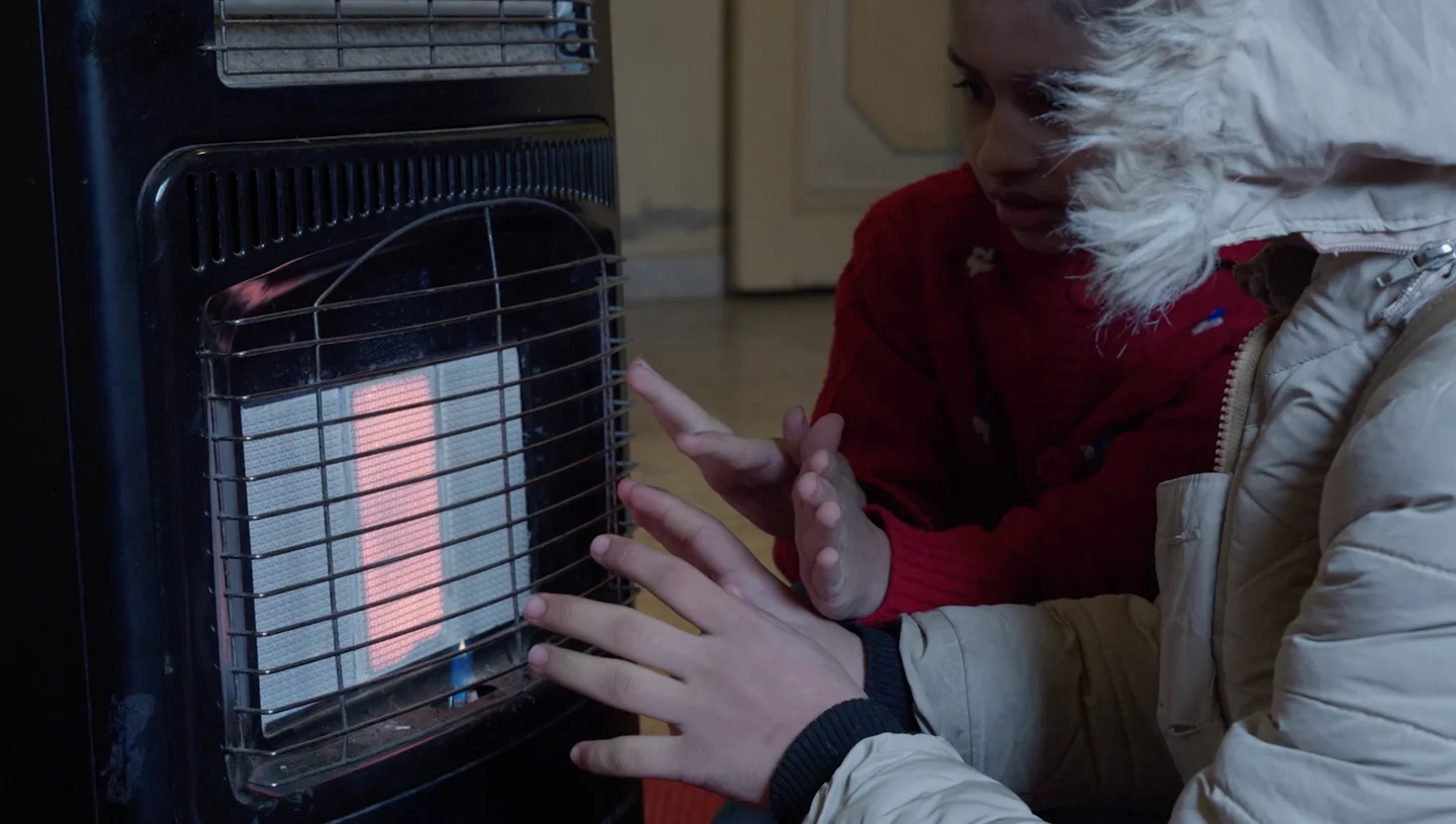 Kinderen bij kachel Oekraine
