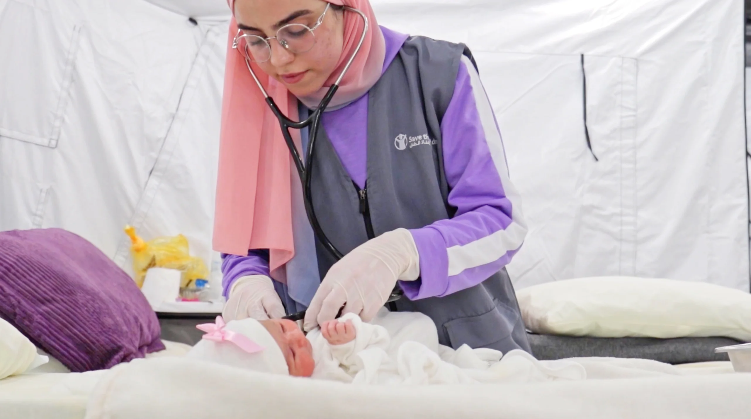 medische medewerker kijkt pasgeboren baby na