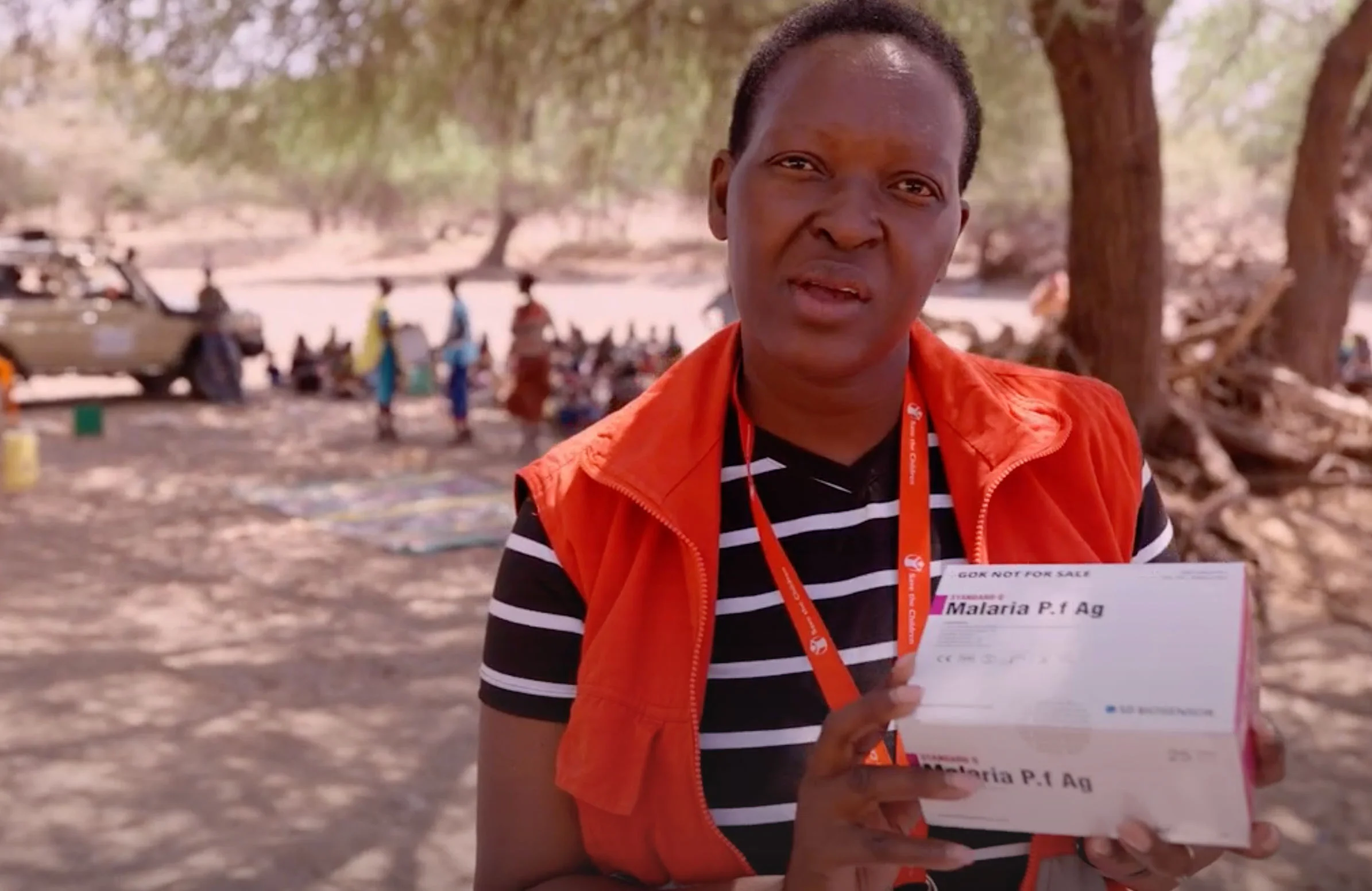 Save the Children mederwerker toont malaria tests