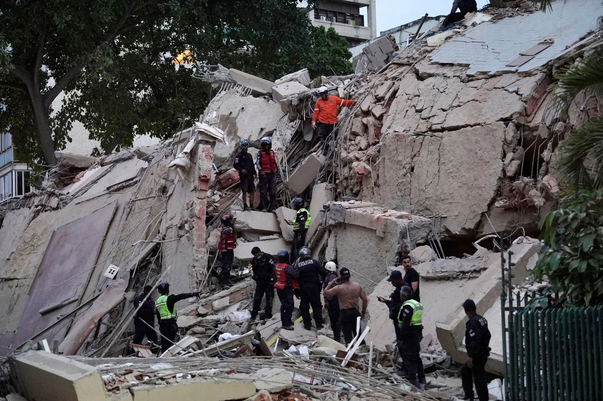 Reddingsteams zoeken in het puin na aardbevingen Venezuela